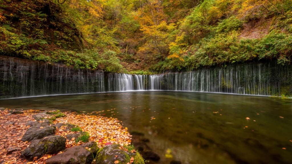 軽井沢　紅葉スポットの白糸の滝