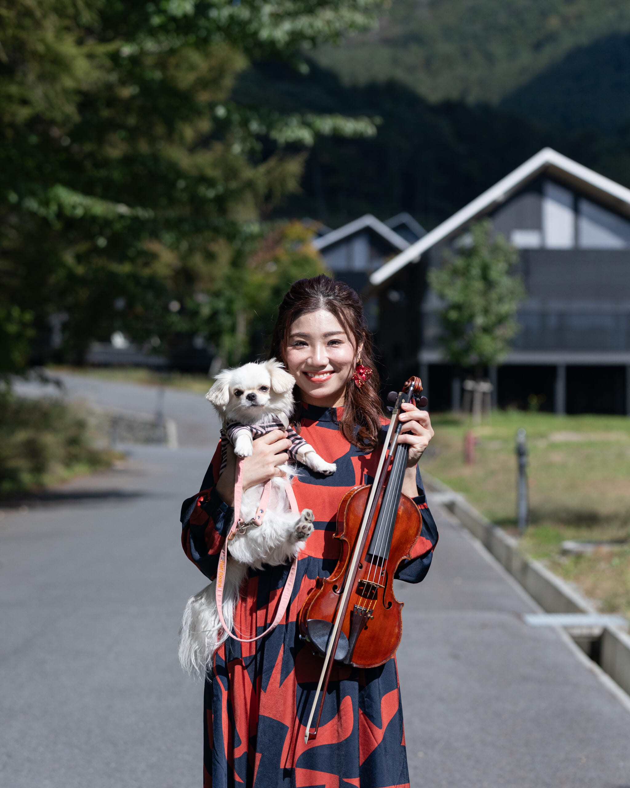 ヴァイオリニスト荒井桃子さんと愛犬LINO｜あさま空山望愛犬と楽しむ紅葉コンサート